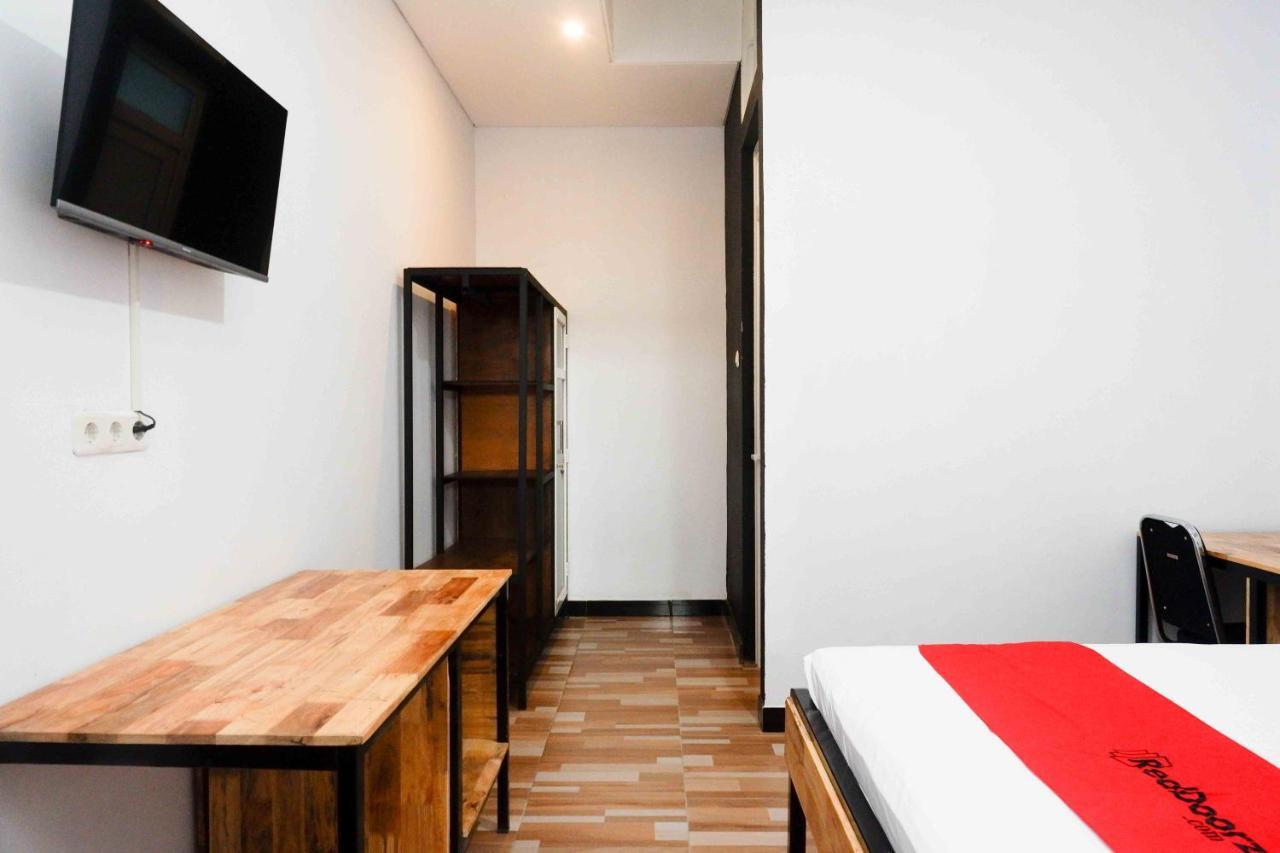 RedDoorz Plus near Patung Kuda Undip Jatingaleh Exterior foto