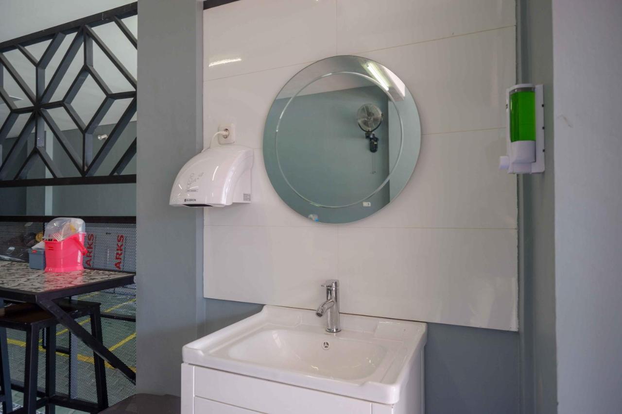 RedDoorz Plus near Patung Kuda Undip Jatingaleh Exterior foto