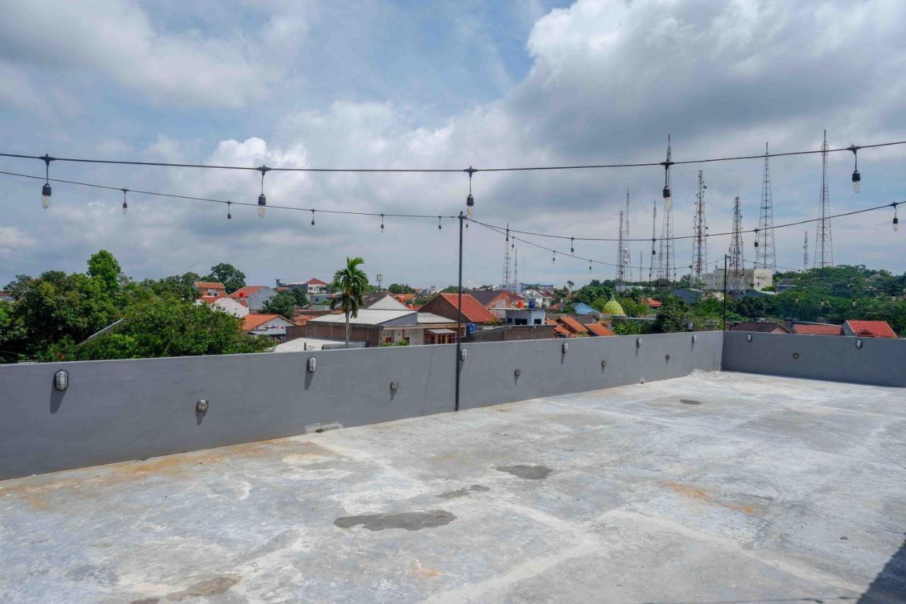 RedDoorz Plus near Patung Kuda Undip Jatingaleh Exterior foto